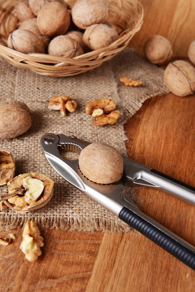 Cascanueces con nueces sobre fondo de madera —  Fotos de Stock