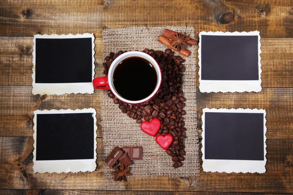 Composição com xícara de café, corações decorativos, especiarias e velhas fotos em branco, em fundo de madeira — Fotografia de Stock