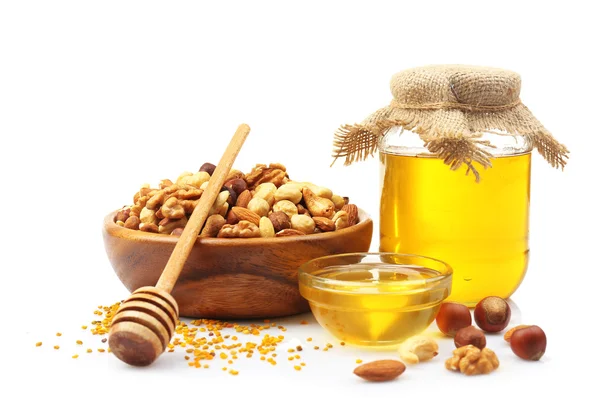 Солодкий мед і різні горіхи, ізольовані на білому — стокове фото