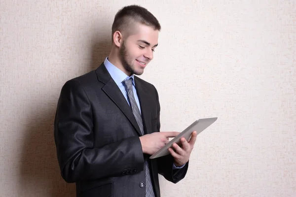 Портрет бізнесмена з планшетом біля стіни — стокове фото