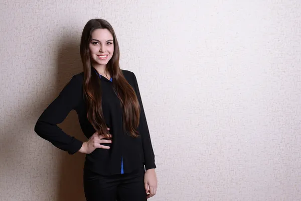 Retrato de mujer de negocios cerca de la pared — Foto de Stock