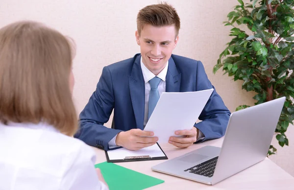 Bewerber beim Vorstellungsgespräch — Stockfoto