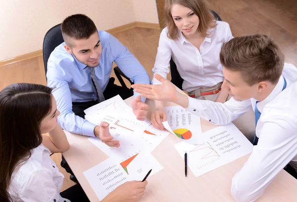 Groep van mensen uit het bedrijfsleven hebben vergadering samen — Stockfoto