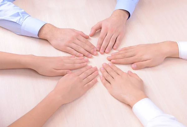 Бизнес-партнеры объединяют свои руки — стоковое фото