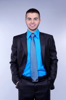 gri zemin üzerine iş adamı