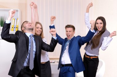 사무실에서 성공한 젊은 기업인