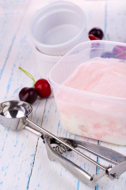 ahşap masa yakın çekim konteyner ve dondurma kaşık dondurma