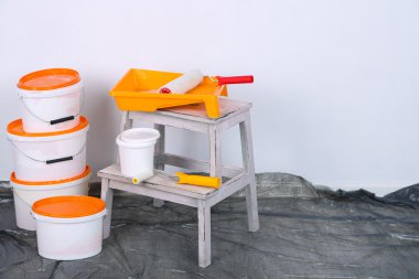 boya ve duvar arka plan merdiveni ile demetleri. Oda çalışmalarında onarma kavramsal fotoğraf 