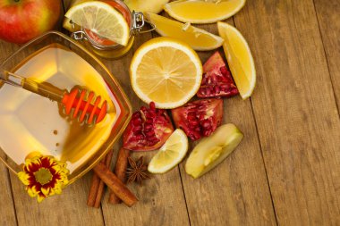 ahşap masa üstünde tatlı bal