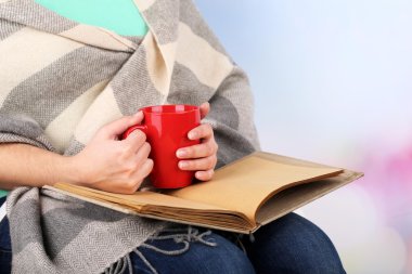 kadın okuma kitabı ve içecek kahve veya çay, yakın çekim