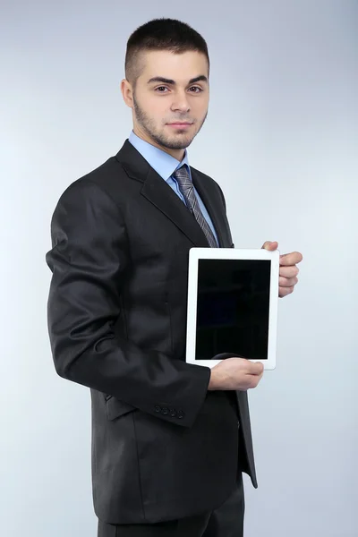 灰色の背景上のビジネスの男性 — ストック写真