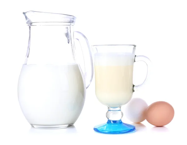 Vaječný likér s mlékem a vejci, izolované na bílém — Stock fotografie