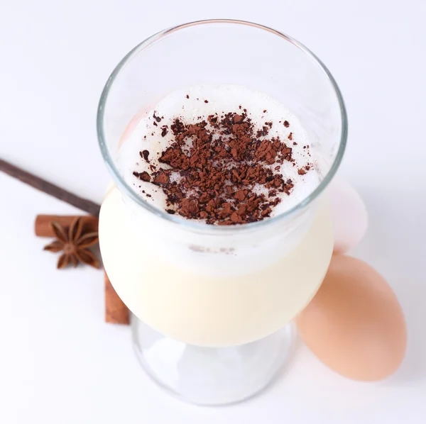 蛋奶酒用香料上白色孤立 — 图库照片