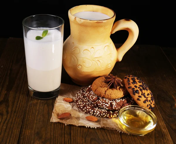Vaječný likér s mlékem a vejci na stůl a černým pozadím — Stock fotografie