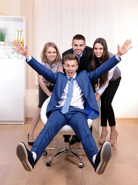 Úspěšní mladí podnikatelé v kanceláři — Stock fotografie