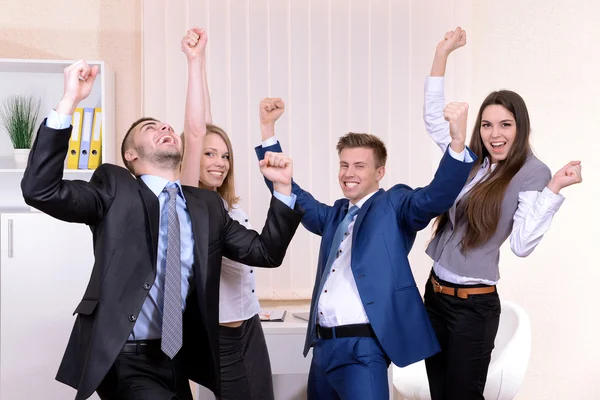 Jóvenes empresarios exitosos en la oficina — Foto de Stock