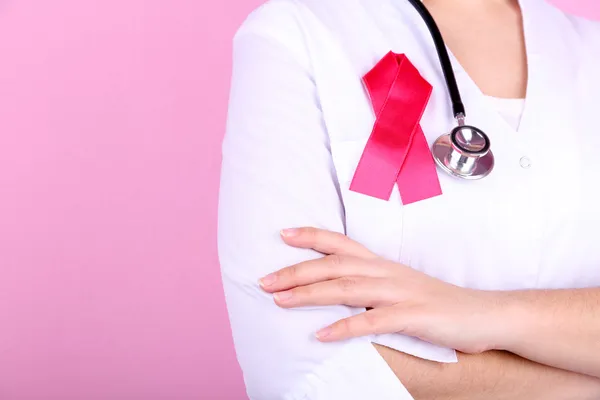 Médico con cinta formada Símbolo de SIDA, primer plano, sobre fondo de color — Foto de Stock