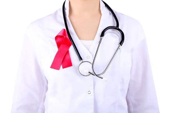 Médecin avec ruban formé symbole du sida, gros plan, isolé sur blanc — Photo