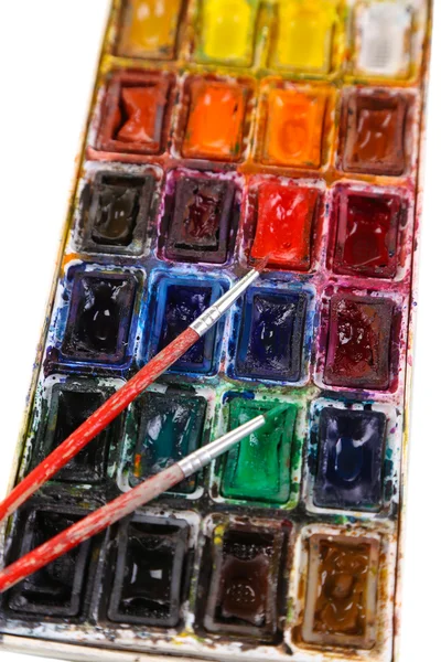 Aquarelas coloridas e escovas isoladas em branco — Fotografia de Stock