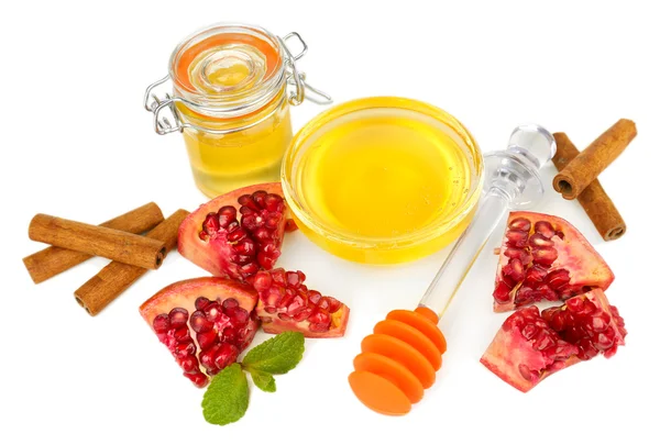 甜甜的蜂蜜与石榴和肉桂粉白色衬底上分离 — 图库照片