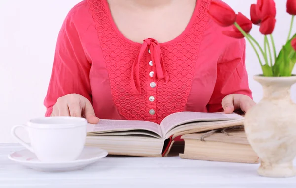 Wanita membaca buku dan minum kopi, close-up — Stok Foto