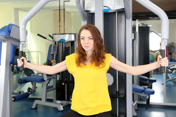 Belle femme d'entraînement avec des poids dans la salle de gym — Photo