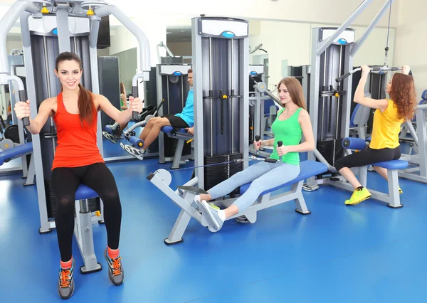 Groep mensen training met gewichten in gym — Stockfoto