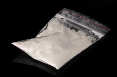 Paket siyah arka plan üzerinde kokain