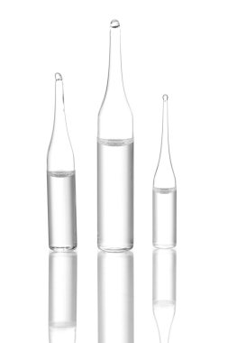 Tıbbi ampuller beyaza izole edildi