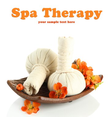 Bitkisel kompres topları kaplıca tedavisi ve üzerinde beyaz izole çiçekler için