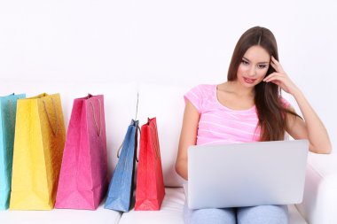 Laptop çanta ile Divan beyaz arka planda tutan güzel genç kadın