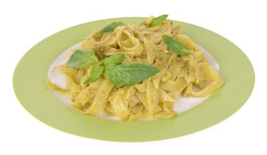 lezzetli pasta plaka üzerinde beyaz izole pesto ile