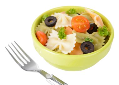 lezzetli pasta plaka üzerinde beyaz izole domates ile