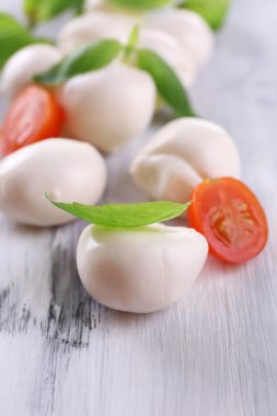 ahşap masa üstünde domates ve fesleğen ile lezzetli mozzarella peyniri