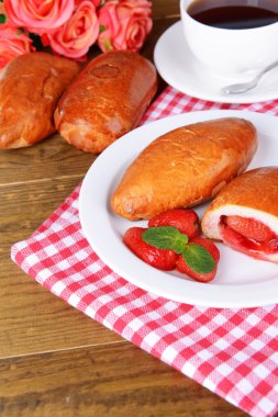 taze pişmiş pasties plaka üzerinde tablo close-up çilekleri ile