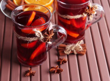 portakal ve baharatlar ahşap zemin üzerinde mulled şarap