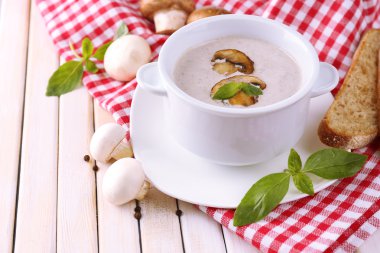 peçeteye ahşap arka plan üzerinde beyaz tencerede mantar çorbası