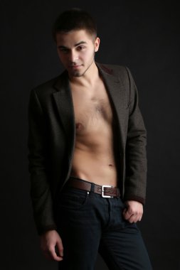 koyu arka plan üzerinde yakışıklı genç