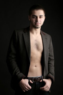 koyu arka plan üzerinde yakışıklı genç