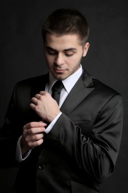 yakışıklı genç takım koyu arka plan üzerinde