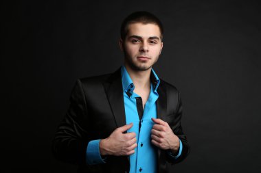yakışıklı genç takım koyu arka plan üzerinde