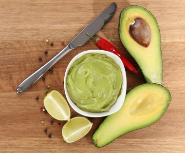 ahşap masa üzerinde kase taze guacamole