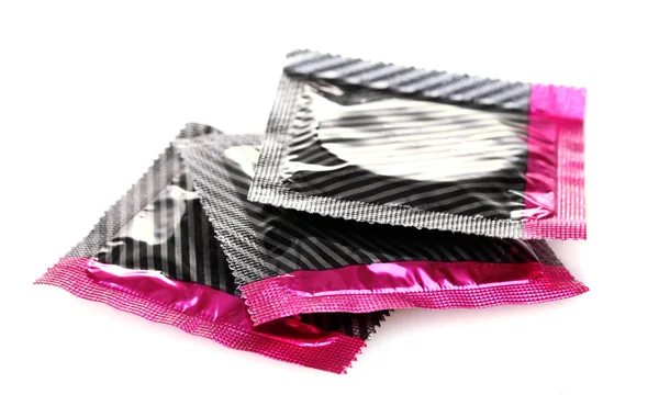 Prezervatif üzerinde beyaz izole üç paketleri