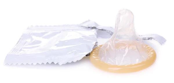 Confezione aperta e preservativo isolati su bianco — Foto Stock
