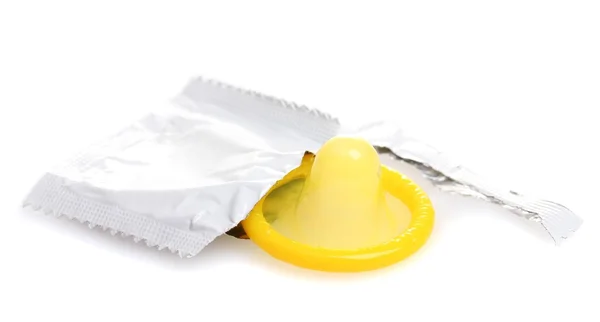 Condón amarillo con envase abierto aislado en blanco — Foto de Stock