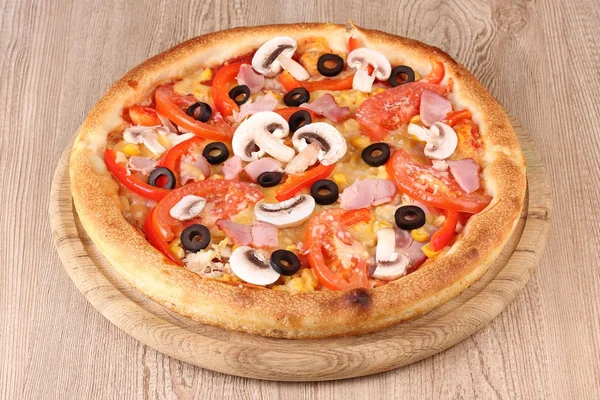 ahşap arka plan aromatik pizza