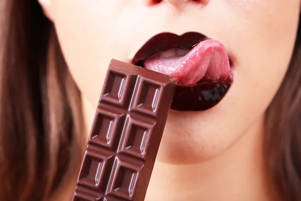 Fechar-se de lábios femininos em chocolate — Fotografia de Stock