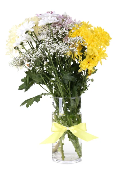 Vackra chrysanthemum blommor i vas isolerad på vit — Stockfoto