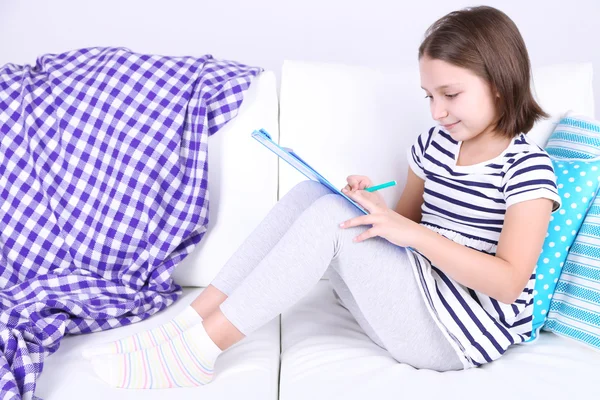 Güzel küçük kız kanepede oturan ve ev iç arka plan resim, çizim — Stok fotoğraf