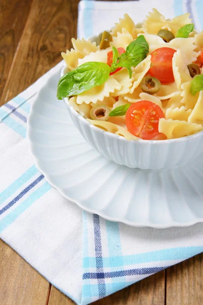 Massa deliciosa com tomates no prato na mesa close-up — Fotografia de Stock